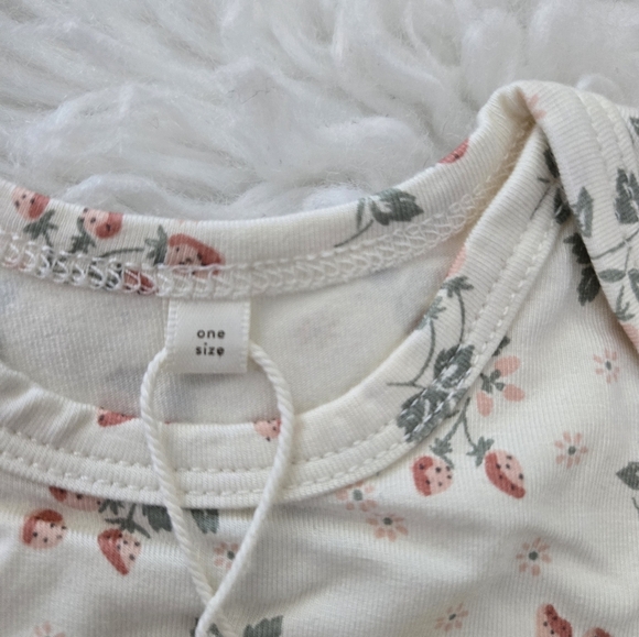 Quincy Mae Knotted Baby Gown + Hat Set. Strawberries. One Size. New.Knotted ba - Picture 5 of 7